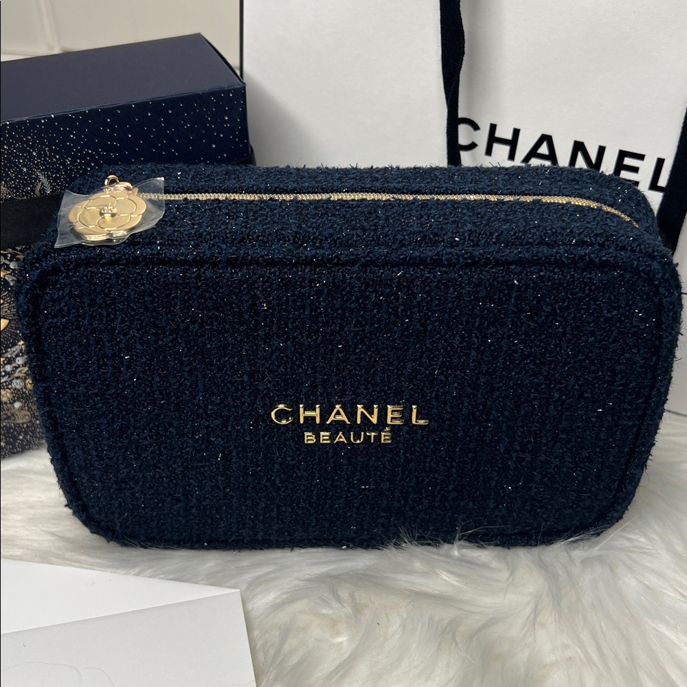 Chanel Limited Set:Serum, Lipstick, Cosmetic Bag, A Card, Ribbons & Shopping Bag - Picture 8 of 17